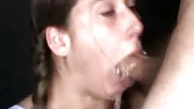 Một cô gái nhỏ với m ...