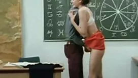 Mắt xanh, tóc giống  ...