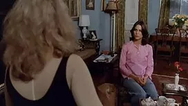 Cô giáo lỗ trên bụng ...