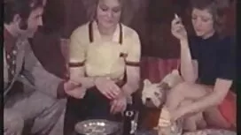 Ấn cô gái với tiếng  ...